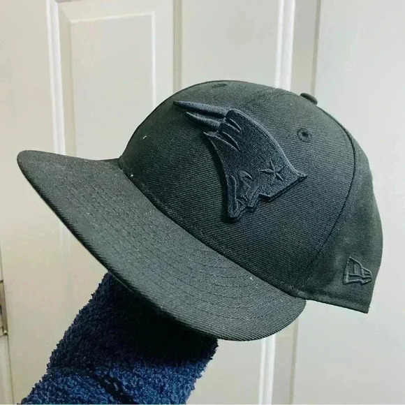 New England Patriots New Era 7 7/8 Black on Black Low Profile 59FIFTY II Hat - Picture 2 of 5